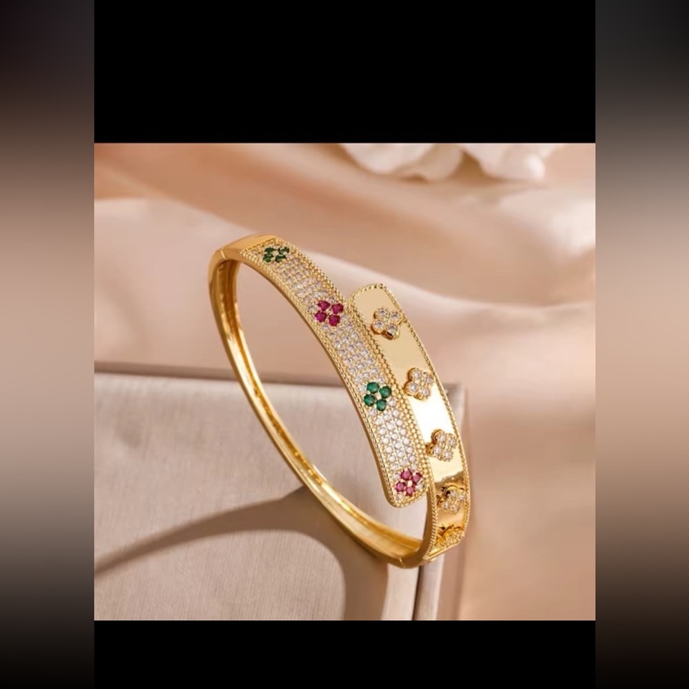 14kt Gold plated clover bracelet with clear Swarovski elements #121 - Picture 3 of 11